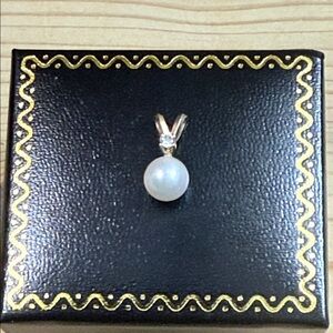 Elegant Pearl Pendant with Gold Accents diamonds and 14k gold